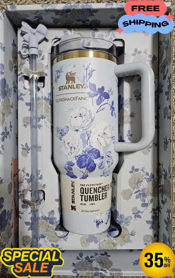 s-l1600 (78) Stanley x LoveShackFancy 40 oz Quencher H2.0 Tumbler Rosa Beaux Blue Holiday Edition with Box New - Image 1