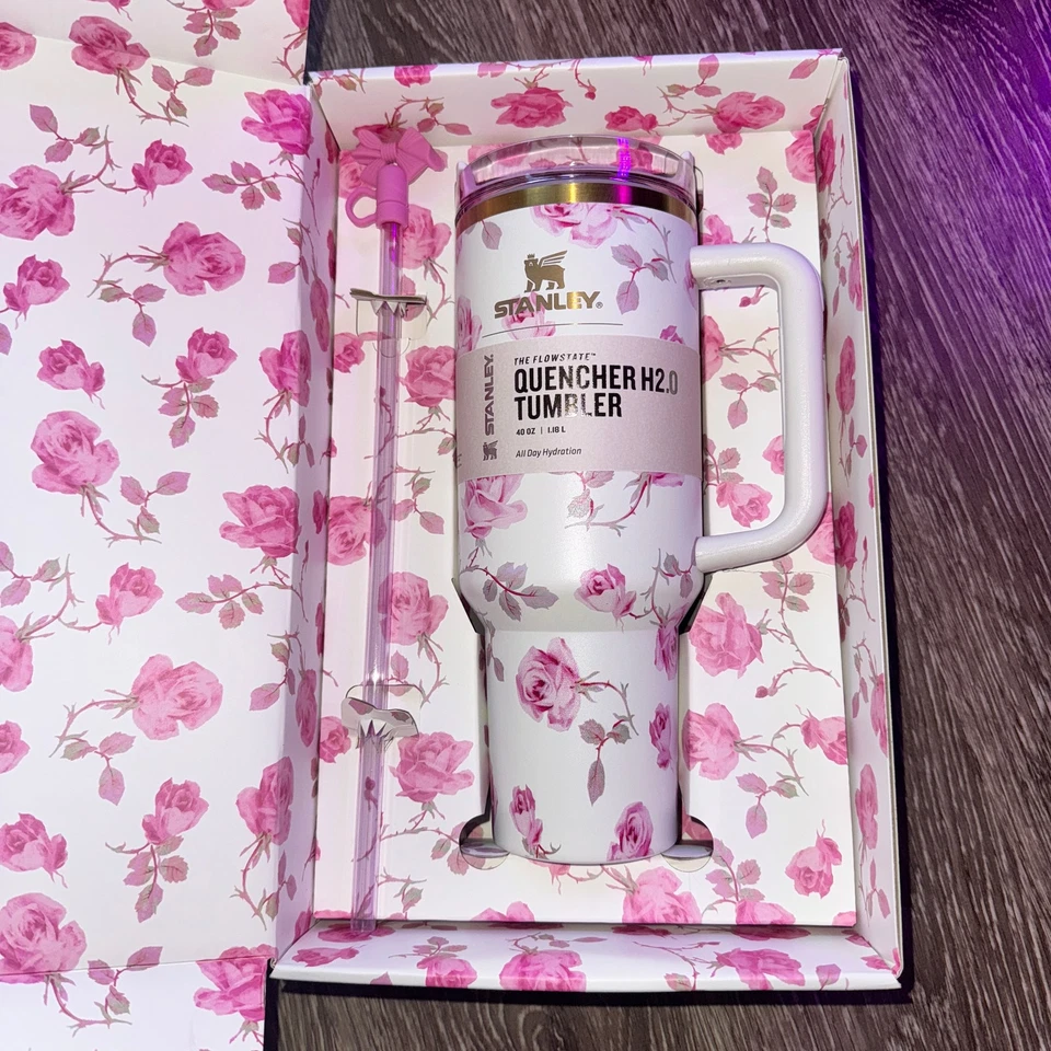 s-l960 (8) Stanley x LoveShackFancy 40 oz Quencher H2.0 Tumbler Cup New in Box Limited Edition - Image 1